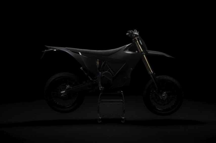 STARK FUTURE REVEALS VARG SM SKÖLL, LIMITED EDITION: 500 UNITS, EVERY COMPONENT TAKEN TO BLACK